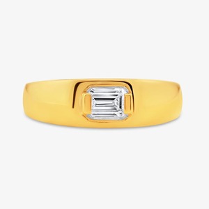 Bague de fiançailles solitaire en or jaune 14 carats avec diamant de laboratoire taille émeraude de 1,15 carat, sertie clos en clos sur large bande - Product Image 1
