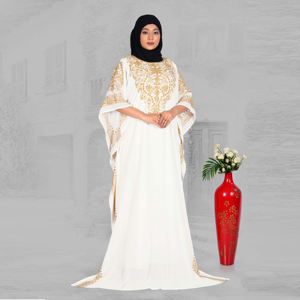 Kaftan Farasha en mousseline brodée pour adultes, avec décolleté orné, manches amples et fluides, silhouette drapée luxueuse longueur ras du sol - Product Image 3