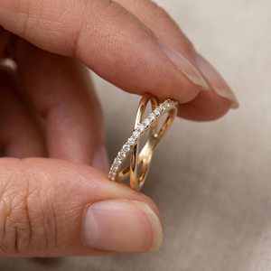 แหวนเพชรทรงกลมรูปตัว X แบบเกลียวสองวง ประดับเพชรแล็บโกรว์ ทองคำแท้ 14K สำหรับงานแต่งงาน งานหมั้น หรือเป็นของขวัญสำหรับคนรัก - Product Image 3