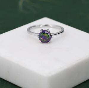 แหวนเงินแท้ประดับเพชร CZ สีดำมิสติก 1 กะรัต ทรงบริลเลียนท์ ขนาด 6.5 มม. แหวนเพทายโทแพซสีมิสติก แหวนสีดำออโรร่า - Product Image 1