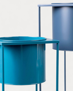 Ensemble moderne de trois supports de plantes en métal bleu sarcelle et bleu clair avec pots cylindriques, supports de plantes géométriques en fer - Product Image 4