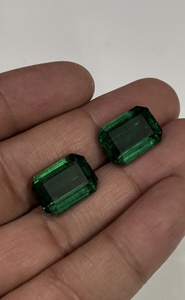 Paire de pierres d'émeraude zambienne naturelle de 20 carats, taille émeraude, couleur vert vif, qualité supérieure, certifiées IGI, Sadiya International - Product Image 3