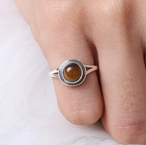 Nuevo Anillo Minimalista de Plata de Ley 925 con Banda Chevron y Piedra Preciosa de Ojo de Tigre Marrón Genuino de 7mm con Bisel, para Aniversario - Product Image 6