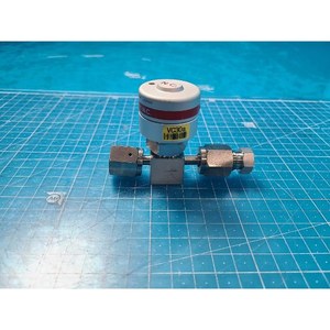 Vanne à diaphragme compacte FUJIKIN 316L 469223 utilisée comme pièce détachée pour équipement semi-conducteur Legacy - Product Image 2