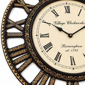 Horloge murale décorative en bois avec chiffres romains |   Horloge de décoration d'intérieur de style vintage faite à la main - Product Image 2