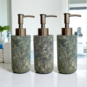 Dispensador de jabón de mármol estilo vintage para baño, dispensador de champú o acondicionador hecho a mano en India. - Product Image 1