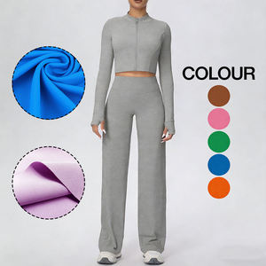 Ensemble de sport 3 pièces sexy et respirant avec logo frontal, col en V profond, taille haute et effet push-up pour femme - Product Image 3