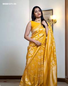 Proveedor de la India de conjuntos de sari y blusa de seda Banarasi Lichi con diseño Evergreen, con trabajo jacquard en toda la prenda y un pallu amarillo de lujo. - Product Image 5