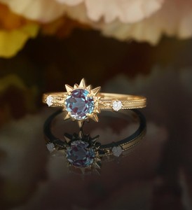 Bague Alexandrite en Argent Sterling 925, Bague de Fiançailles et de Mariage Vintage, Bijou de Luxe à Changement de Couleur, Cadeau Idéal pour Elle - Product Image 1