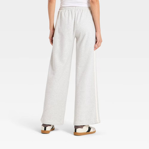 Pantalones de chándal anchos Heather Grey para mujer, de tiro medio, con cordón ajustable, franja lateral en contraste color crema y bajo abierto. - Product Image 2