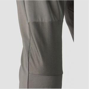 Pantalones deportivos color carbón diseñados para el gimnasio y con tela elástica de poliéster y elastano con paneles de malla para ventilación. - Product Image 5