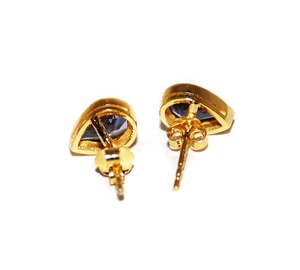 Boucles d'oreilles clous en or jaune massif 9K avec tanzanite naturelle en forme de poire sertie clos, bijoux fins, Memoria Jewels - Product Image 3