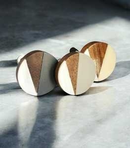 Pomos de Resina Minimalistas de Diseño Único para Cajones, Armarios, Cómodas y Cocinas - Ecológicos y Duraderos, Hechos a Mano - Product Image 1