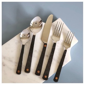Ensemble de couverts de haute qualité en acier inoxydable doré, noir et argenté – Fourchettes, couteaux, cuillères – Idéal pour mariages, fêtes, hôtels – Services de table - Product Image 1