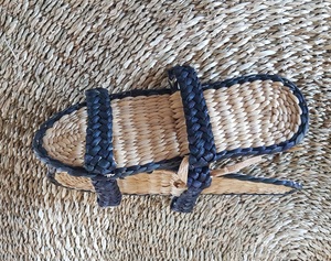 Fournisseur en gros de sandales et claquettes artisanales en jacinthe d'eau pour femmes, style coquillage, décontractées, pour la plage et l'hôtel, du Vietnam - Product Image 6