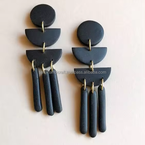 Boucles d'oreilles pendantes en résine Signature de créateur Bijoux classiques uniques en forme de lune pour les mariages - Product Image 1