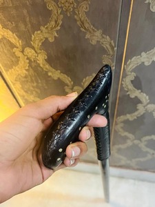 Canne de marche multifonctionnelle en cuir d'eucalyptus gravé, à suspendre au mur, pliable en 3, 37 pouces (environ) Design d'art populaire OLD WORLD - Product Image 5