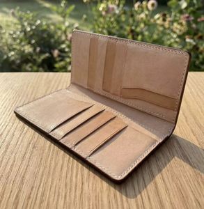Funda para Pasaporte de Cuero Genuino Hecha a Mano – Cartera de Viaje para Pasaporte con Iniciales Personalizadas y Diseño Floral Grabado a Mano - Product Image 4