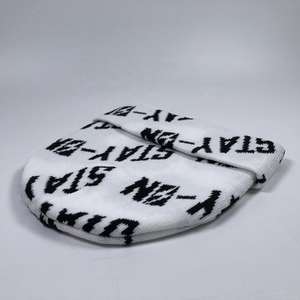 Casquette d'hiver unisexe personnalisée en acrylique de haute qualité, blanche et colorée, avec impression personnalisée et design jacquard, en tricot acrylique. - Product Image 5