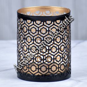 Axiom Home Accents Diseño geométrico moderno Juego de portavelas de madera Acabado elegante para Navidad Ocasiones especiales Incluye linternas - Product Image 1