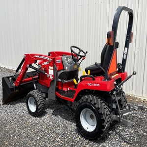 Tracteur à roues Massey Ferguson GC1705 haute performance avec moteur performant et système de roulement de chargeur frontal robuste - Product Image 3