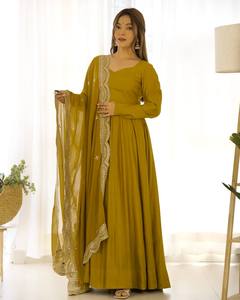 Robe Anarkali en soie romaine prête à porter, longueur ras du sol, avec pantalon et ensemble dupatta lourd - Product Image 2
