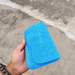 กระเป๋าผ้าฝ้ายสีน้ำเงินทรงสี่เหลี่ยมทำมือ พร้อมลายปักและตัวล็อคแบบกระดุม - Product Image 6