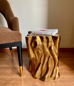 Table d'appoint en forme de souche d'arbre dorée, pièce décorative contemporaine pour salon ou chambre à coucher - Product Image 1