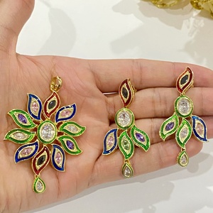 สร้อยคอจี้ Kundan Polki ประดับด้วย Meenakari เคลือบสีหลากสี เครื่องประดับแบบดั้งเดิม ชุบทอง ชุดเครื่องประดับเจ้าสาวอินเดีย สไตล์ทันสมัย IGI - Product Image 2