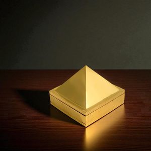 Pirámide Vastu de Latón Puro Hecha a Mano para Energía Positiva, Atracción de Riqueza, Sanación Espiritual y Colocación en Escritorio de Oficina - Product Image 5