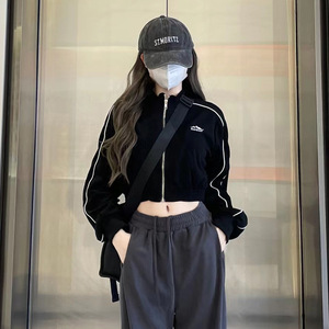 เสื้อแจ็คเก็ตไหมพรมสีดำสำหรับผู้หญิงปี 2026 แต่งแถบสีขาวและโลโก้ปัก คอตั้ง แขนยาว สวมใส่สบายๆ สำหรับฤดูใบไม้ร่วง - Product Image 5