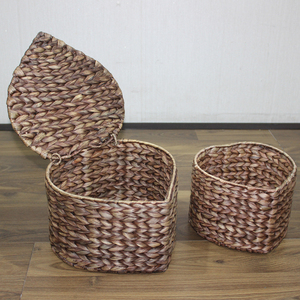 Panier de rangement artisanal en jacinthe d'eau avec couvercle, forme cœur, style bohème, pour l'organisation du salon - Product Image 3