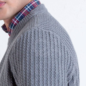 Pull pour homme durable, conçu avec un tissu en mélange de laine douce et des détails côtelés pour un confort par temps froid. - Product Image 6