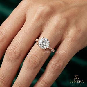 Bague de mariage romantique en or avec diamant rond, élégante alliance torsadée, cadeau de bijoux fins pour anniversaire surprise - Product Image 1