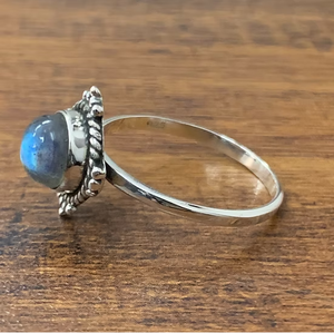 Anillo Boho Chic con Labradorita Azul Fuego, Estilo Minimalista, Plata 925, Joyería Fina - Product Image 2
