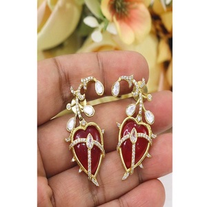 Adorables boucles d'oreilles pendantes en laiton plaqué or avec moissanite de qualité supérieure, élégantes et tendance, pour femmes et jeunes filles, idéales pour les mariages et les soirées. - Product Image 1