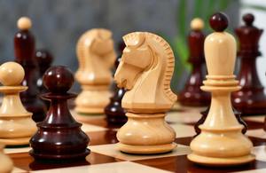 Échecs de luxe style Dubrovnik 1950, pièces de 3,75 pouces en bois de rose et de buis, au meilleur prix - Product Image 5