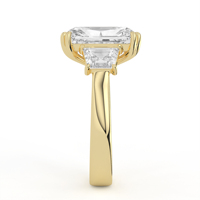 Bague en or blanc massif avec diamant de laboratoire taille radiant, double griffe centrale et pierres latérales trapézoïdales, trois pierres, bijoux de mariée raffinés