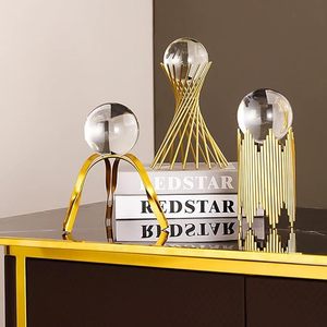 Sculpture moderne en métal doré avec boule en verre cristal, accent décoratif de luxe pour table, pour la maison ou le bureau - Product Image 4