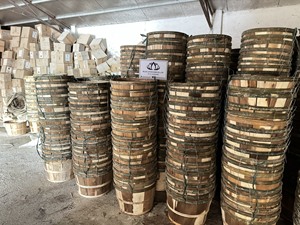 [MEJOR PRECIO] |   Cubo de madera resistente con listones para el transporte de mariscos y pescado de Blue Lotus Farm - Product Image 3