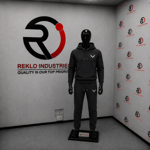 Conjunto Deportivo Personalizado para Hombre, Sudadera con Capucha y Pantalones Jogger Negros, Logotipo Bordado, Ropa Deportiva de Felpa, Venta al Por Mayor, Estilo Casual y Atlético para Gimnasio - Product Image 3