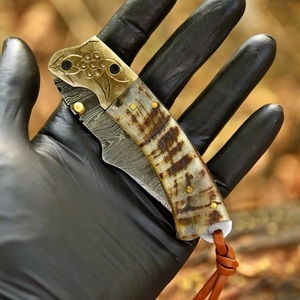 Cuchillo Plegable Personalizado de Damasco con Hoja Drop Point, Mango de Asta de Ciervo, Bloqueo Liner Lock, para Uso Exterior, con Funda de Cuero, Venta al por Mayor OEM, 58HRC - Product Image 4