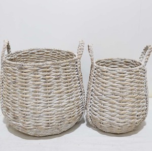 Panier à linge tendance en jacinthe d'eau blanchie rustique et écologique, couvercle de pot de plante circulaire avec poignées - Product Image 2