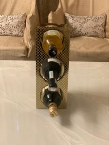 Porte-bouteilles à vin vertical de table en métal finition or moderne, porte-bouteilles à vin contemporain - Product Image 6