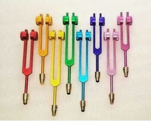 Ensemble de diapasons chakra pour la guérison, 7 chakras et 1 but d'âme, lestés et colorés. - Product Image 2