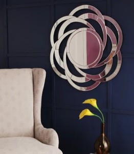 Espejo de Pared Estilo Veneciano con Marco de Vidrio Grabado Ornamental, Silueta Curva Elegante y Atemporal - Product Image 1