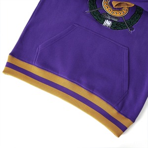 Sudadera unisex morada con cuello redondo y rayas doradas, manga larga, informal, 100% algodón, para universidades y colegios. - Product Image 5