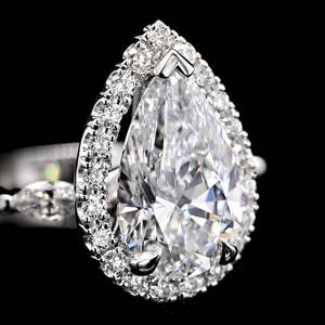 Bagues classiques en moissanite pour femmes, vente en gros, direct usine, or jaune 14K, forme poire, halo brillant, sangle latérale festonnée à griffes partagées - Product Image 4