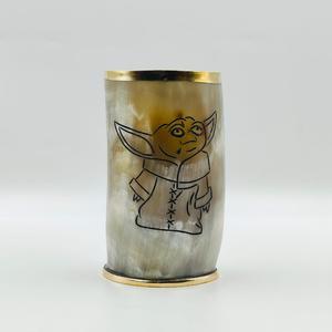 Mug en corne de buffle naturelle de qualité supérieure, fait main, avec gravure personnalisée, fabriqué pour la boisson et la décoration - Product Image 3