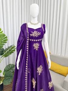 ชุดเดรสยาวปักลายดอกไม้สีม่วงแบบ Anarkali Salwar Kameez สำหรับผู้หญิง ชุดงานแต่งงานแบบปากีสถาน - Product Image 6